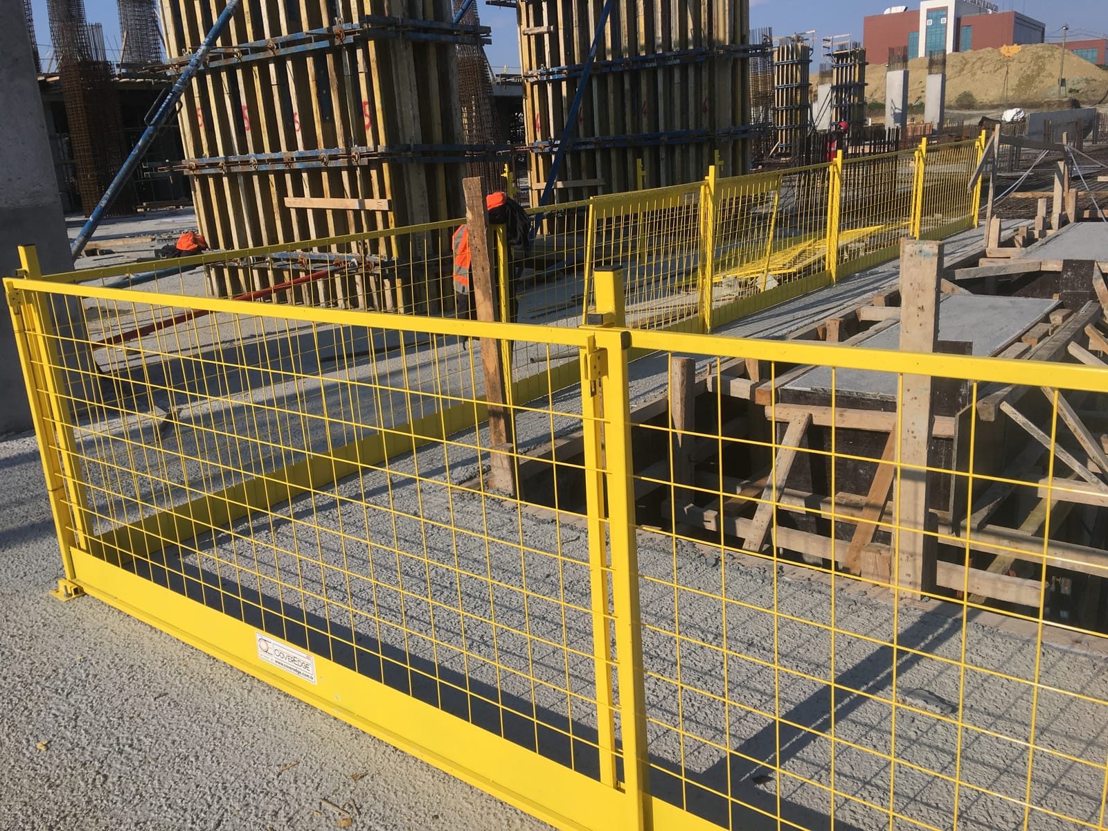 Kafes bariyer saha kurulumu - elektrostatik sarı toz boya